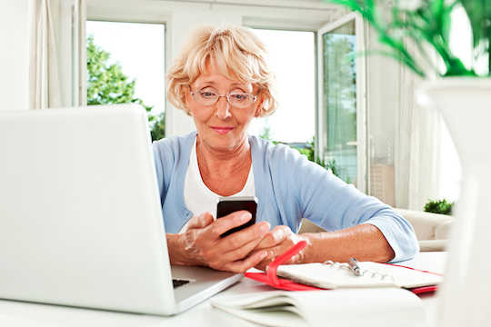 Femme sur son portable