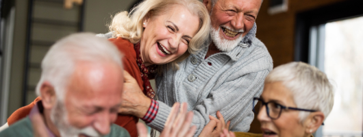 4 personnes en train de rire