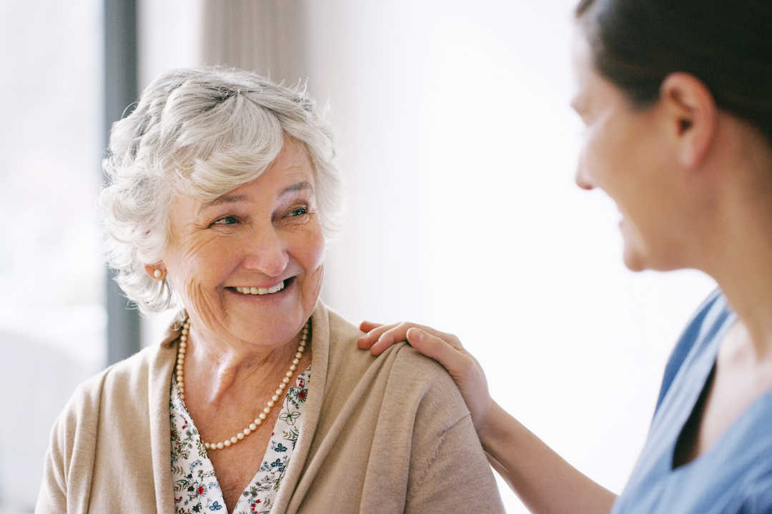 Personnel soignant avec une dame âgée